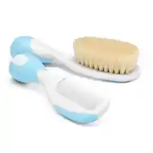 Chicco Set de Cepillo y Peine para Bebé, Cepillo con Cerdas Suaves Naturales, Puntas Redondeadas, Mango Antideslizante, Regalo para Bebés, Esencial en el Neceser del Bebé, Color Azul