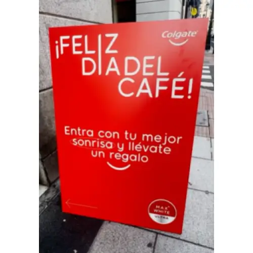 Colgate y Cora Gelato reparten muestras de dentífrico Max White Ultra (solo HOY en en Madrid)